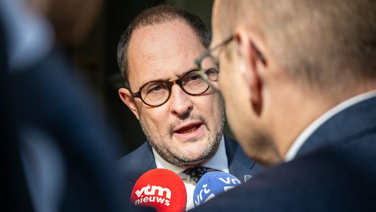 Der belgische Justizminister, Vincent Van Quickenborne, kündigt seinen Rücktritt an. 