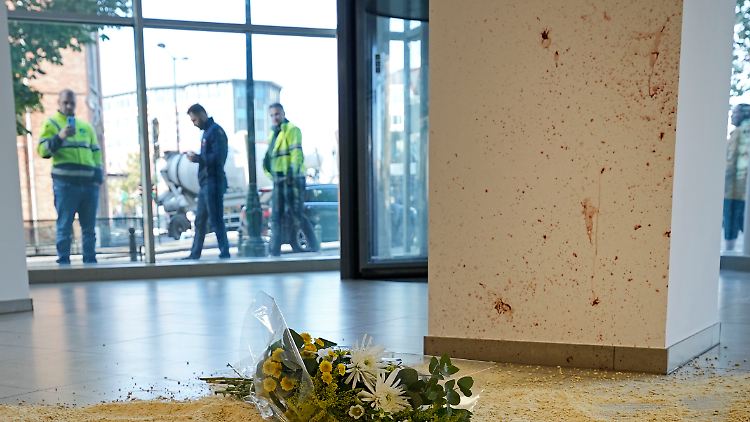 Blumen und Blutspritzer: Der Tatort in Brüssel. 