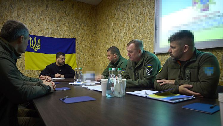 Der ukrainische Präsident Selenskyj bespricht sich mit seinem Generalstab. 