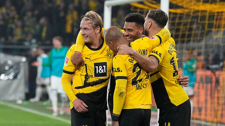 Julian Brandt (l.) lässt Borussia Dortmund jubeln.