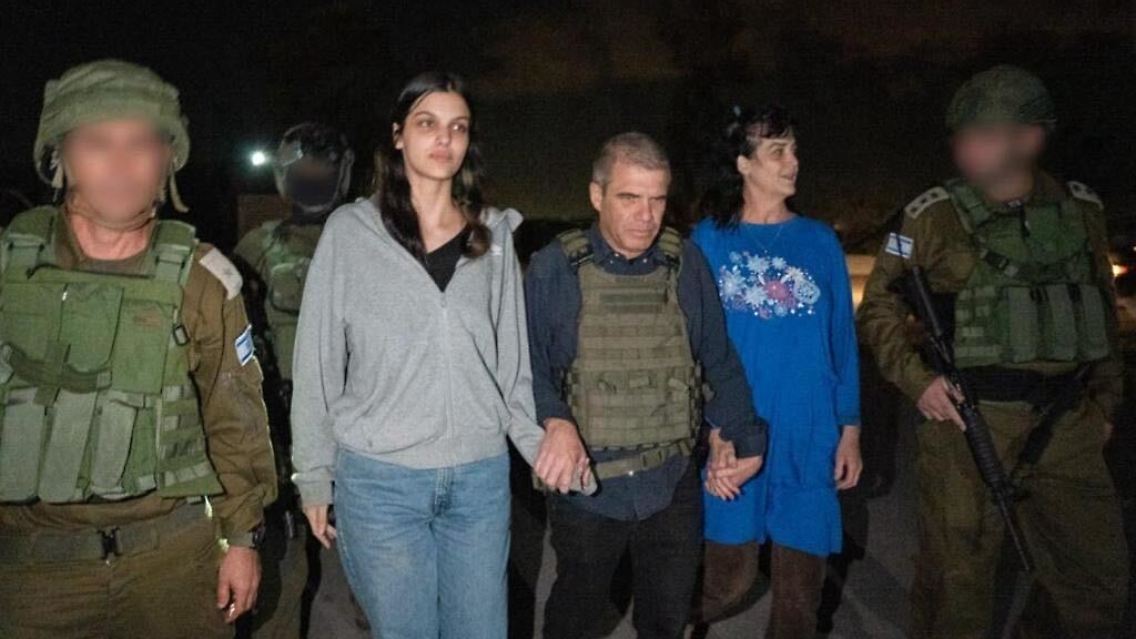 Die befreiten Geiseln Natalie (l.) und Judith Raanan werden von Gal Hirsch, dem Beauftragten der israelischen Regierung für Geiseln und Vermisste, in Empfang genommen.