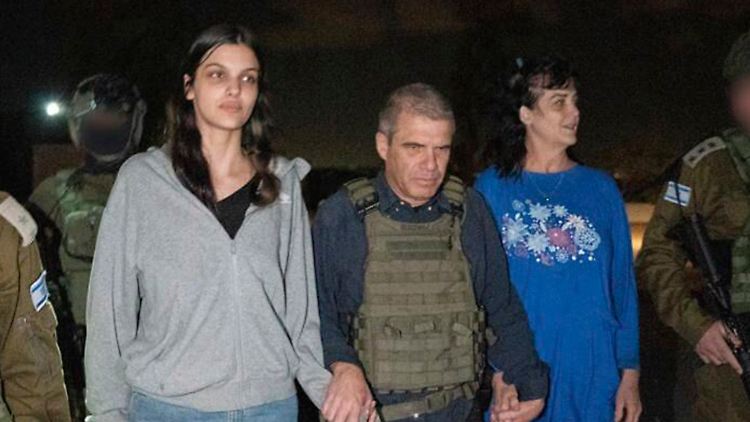 Die befreiten Geiseln Natalie (l.) und Judith Raanan werden von Gal Hirsch, dem Beauftragten der israelischen Regierung für Geiseln und Vermisste, in Empfang genommen.