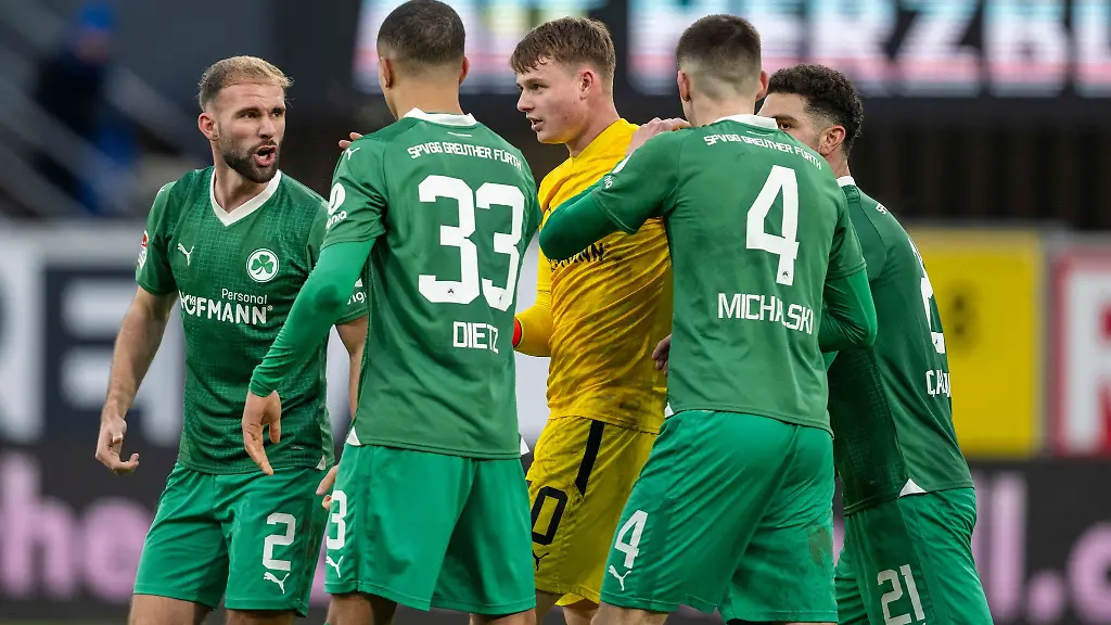 Fuerths-Simon-Asta-v-li-Maximilian-Dietz-Torwart-Jonas-Urbig-Damian-Michalski-und-Kerim-Calhanoglu-jubeln-nach-dem-Schlusspfiff