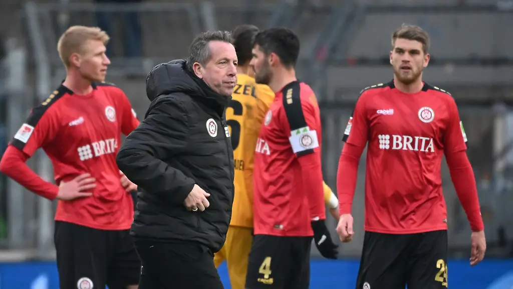 Wiesbadens-Trainer-Markus-Kauczinski-nach-dem-Spiel