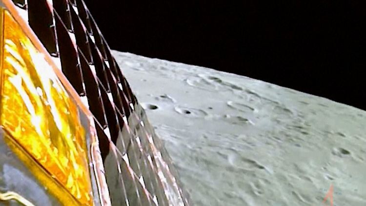 Das Bild der indischen Raumfahrtbehörde ISRO vom August 2023 zeigt die Mondoberfläche aus der Sicht der Erkundungssonde Chandrayaan-3.