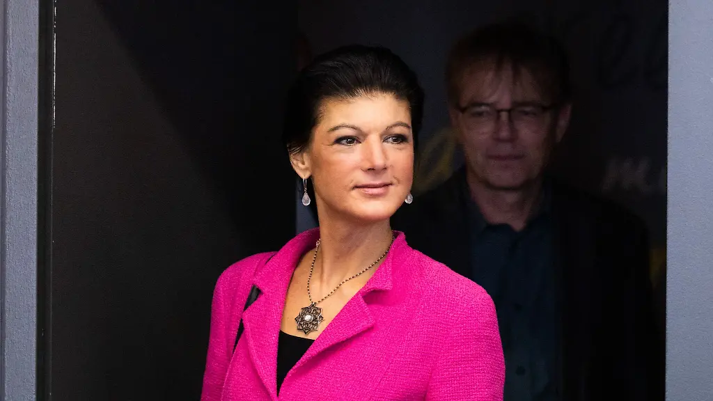 Sahra-Wagenknecht-Parteivorsitzende-Buendnis-Sahra-Wagenknecht-betritt-kuerzlich-den-Raum-einer-Pressekonferenz-in-Mainz