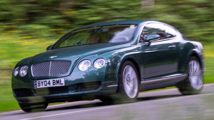 Mit einem maximalen Drehmoment von 650 Newtonmetern wuchtet man den Bentley in unter fünf Sekunden aus dem Stand auf Tempo 100.