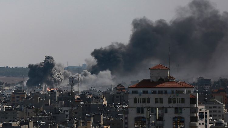 Rauch steigt auf nach einem israelischen Luftangriff auf Gazastadt. Ein Einmarsch in den Gazastreifen dürfte für die israelische Armee verlustreich sein.