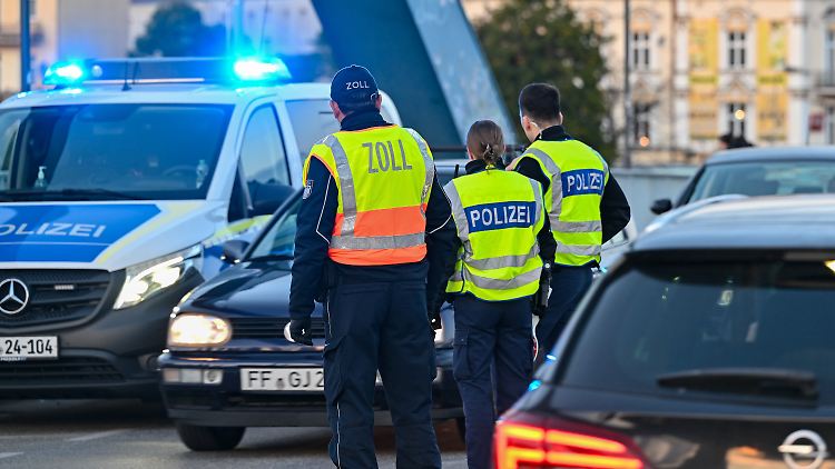 Bundespolizei mit stationärer Kontrolle an Grenze zu Polen: In den ersten neun Monaten des Jahres 2023 wurden bereits mehr unerlaubte Einreisen festgestellt als im ganzen Vorjahr.
