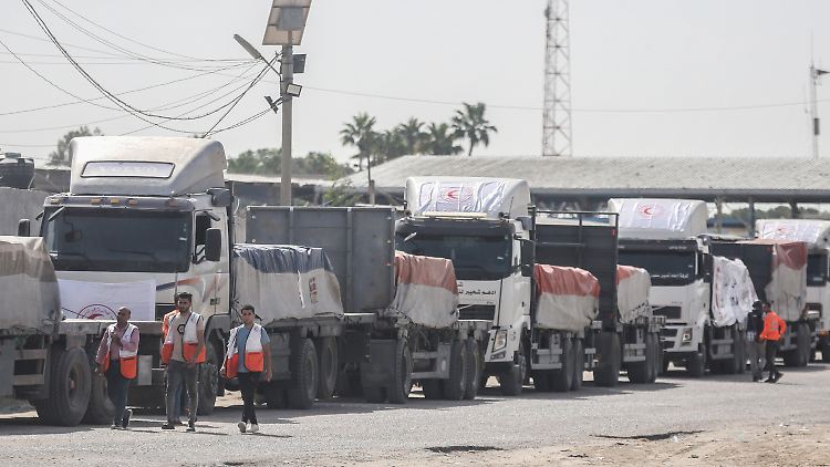 Lastwagen mit humanitärer Hilfe für den Gazastreifen fahren aus Ägypten ein.