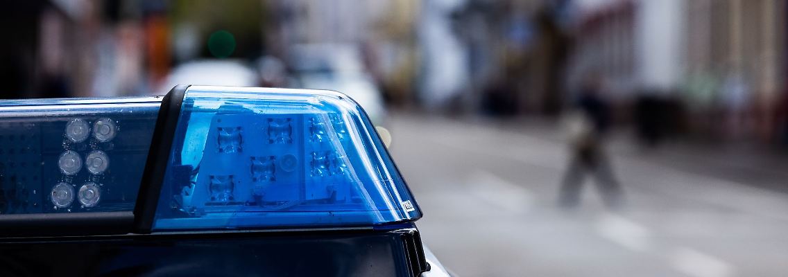 Ein Einsatzfahrzeug der Polizei steht am Straßenrand.