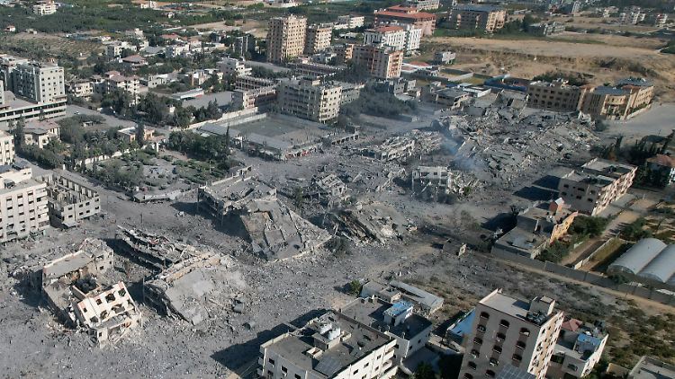 Die israelische Armee bombardiert seit den Massakern der Hamas in Israel Ziele im Gazastreifen - hier Zahra nach einem Angriff am Samstag.