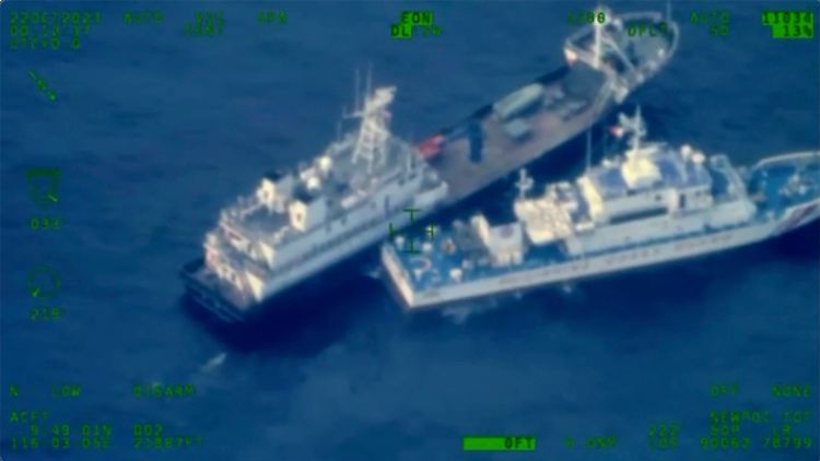 Die Philippinen veröffentlichten Bilder von einem Zusammenstoß zwischen einem chinesischen Armeeschiff (oben) und einem Schiff der philippinischen Küstenwache.