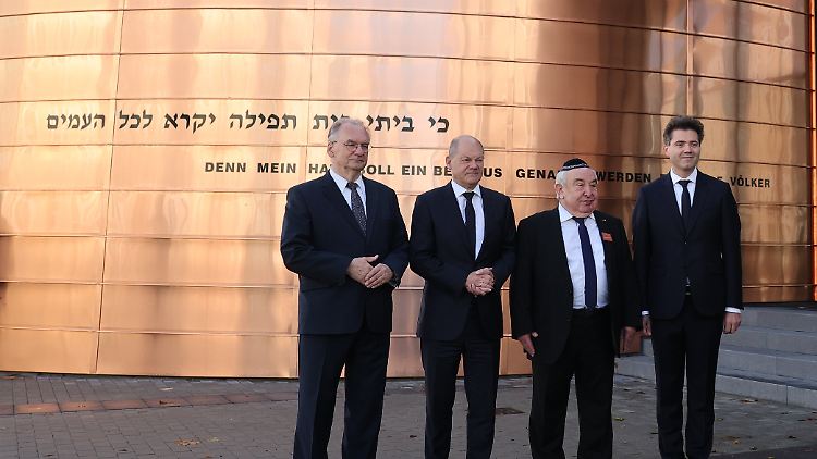 An der Eröffnung der neuen Synagoge nahmen unter anderem der Ministerpräsident von Sachsen-Anhalt, Reiner Haseloff (v.l.), Kanzler Olaf Scholz, der Vorsitzende der jüdischen Gemeinde Dessau, Alexander Wassermann, und der Oberbürgermeister von Dessau-Roßlau, Robert Reck, teil.