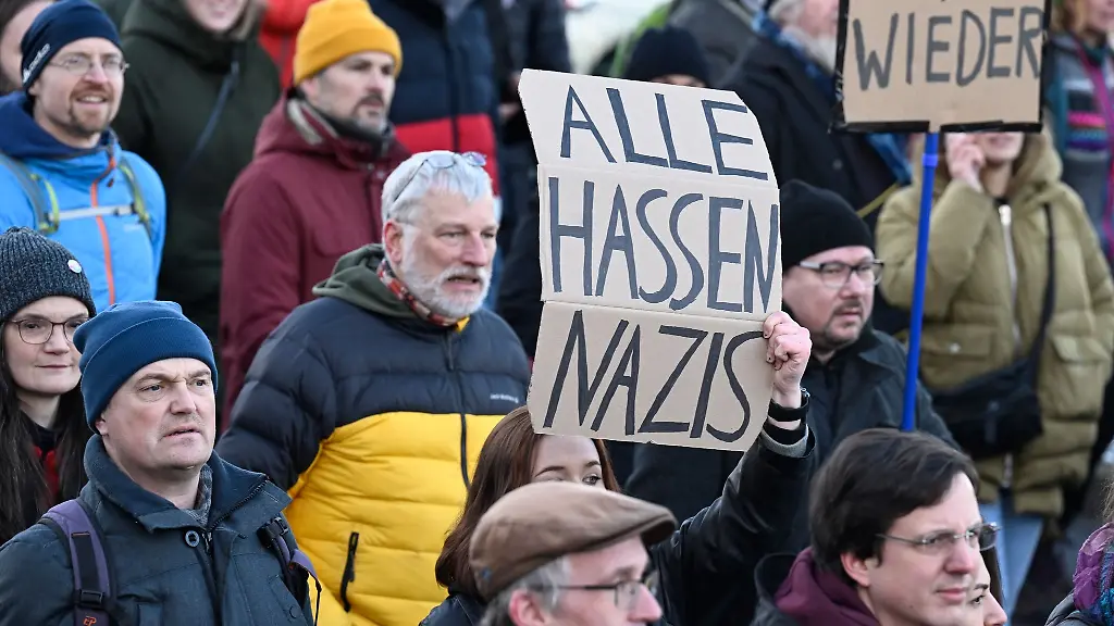 Mehrere-tausend-Menschen-demonstrieren-am-Bahnhof-gegen-Rechtsextremismus-u-a-mit-einem-Schild-Alle-hassen-Nazis