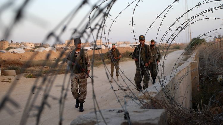 Hamas-Terroristen auf einer Patrouille.