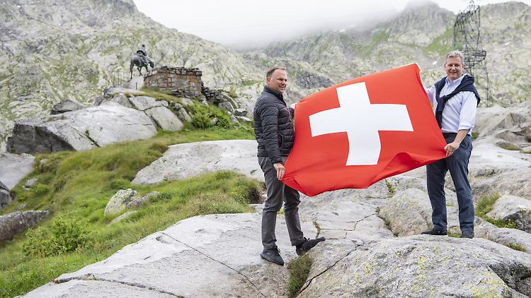 Marco Chiesa (r.), Präsident der Schweizerischen Volkspartei (SVP), und Marcel Dettlig, Vizepräsident der SVP, setzten sich für eine strengere Asylpolitik ein - wie bei diesem Termin auf dem Gotthardpass im Juli.