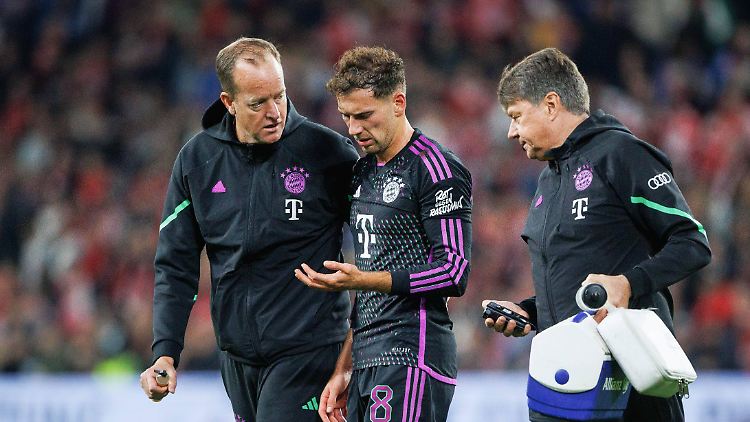 Leon Goretzka betrachtet seine schmerzende Hand.