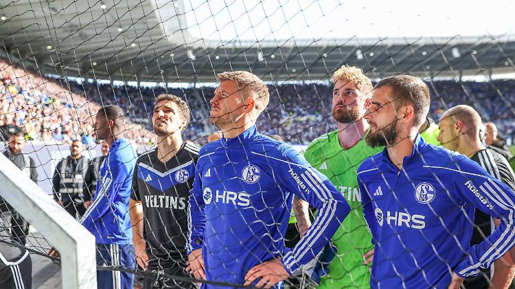 Die Schalker Fußballer bekamen die Wut der Fans zu spüren.
