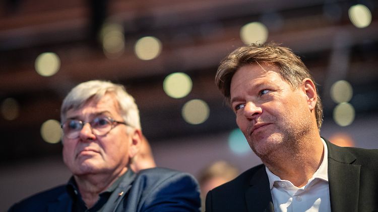 Seit an Seit: IG-Metall-Chef Jörg Hofmann und Wirtschaftsminister Habeck.