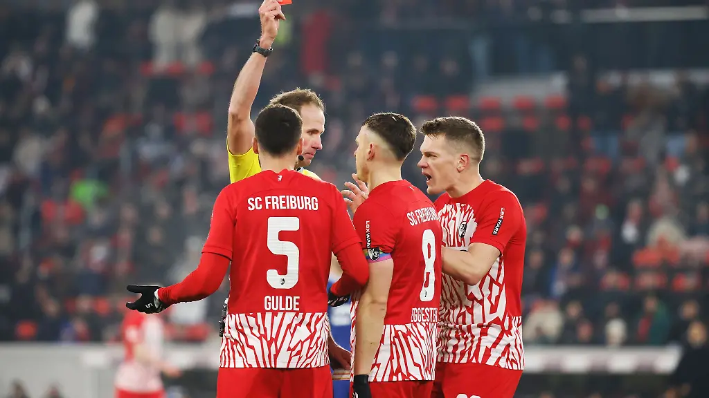 Schiedsrichter-Sascha-Stegemann-2-v-l-erteilt-Freiburgs-Manuel-Gulde-l-die-gelb-rote-Karte