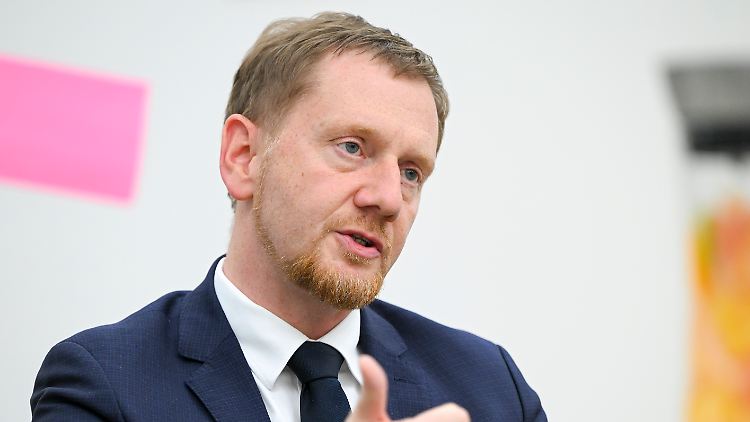 Ob sich Kretschmer zum Zeitpunkt des Protests in der Wohnung befand, ist nicht bekannt.