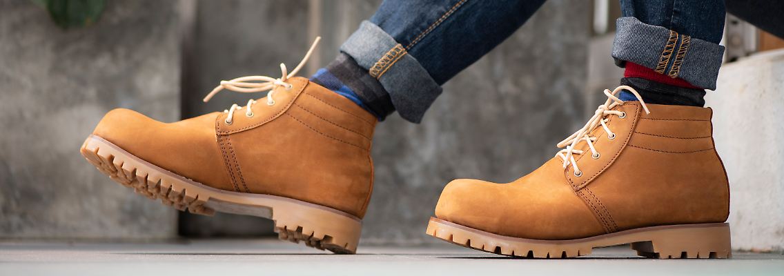 Schicke Schnürstiefel gehören 2024 garantiert zu den stilvollsten Herbstschuhen.