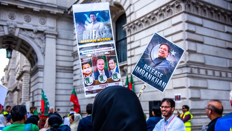 Unterstützer Khans protestieren im September vor dem Auswärtigen Amt in London gegen die Verhaftung des pakistanischen Ex-Premiers.  