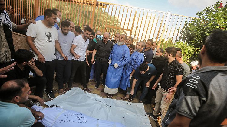 Trauernde Menschen im Gazastreifen. Internationale Organisationen drängen auf mehr Hilfslieferungen.