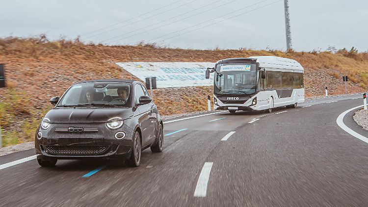 Strom aus der Straße: Die beiden Testfahrzeuge holen sich ihre Antriebsenergie aus speziellen Leiterschleifen unter dem Asphalt.