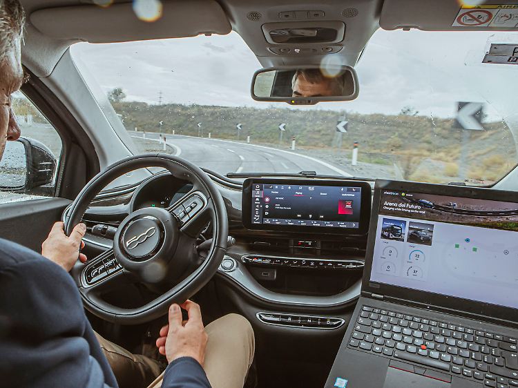 Unendliche Reichweite: Der berührungslos übertragene Strom reicht für Autobahntempo 120 bis 130.