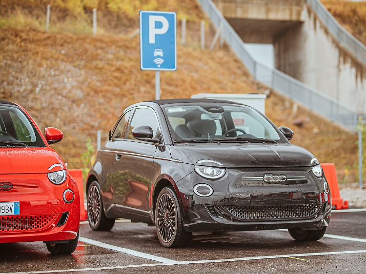 Auch im Stand kann der Fiat 500e dank eines Moduls unter dem Asphalt induktiv geladen werden.