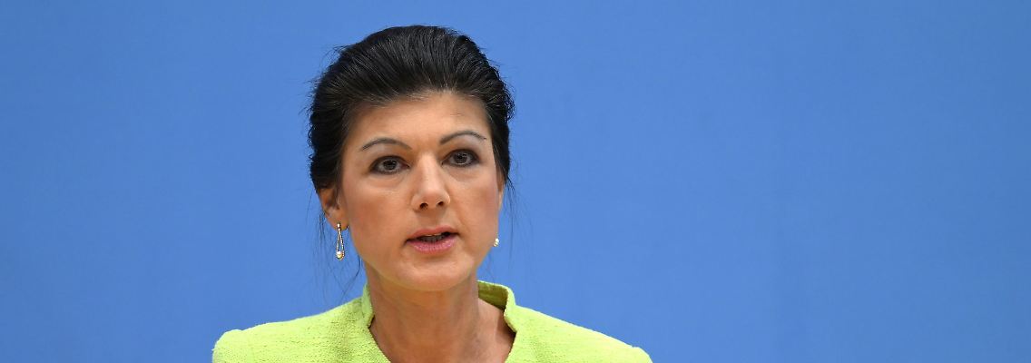 Die Politikerin Sahra Wagenknecht spricht während der Pressekonferenz zur Gründung des Vereins "Bündnis Sahra Wagenknecht - Für Vernunft und Gerechtigkeit".