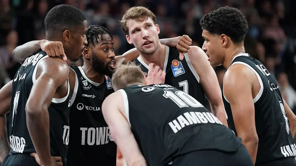 Hamburgs-William-Christmas-l-r-Aljami-Durham-Aleksander-Dziewa-Lukas-Meisner-und-Mark-Hughes