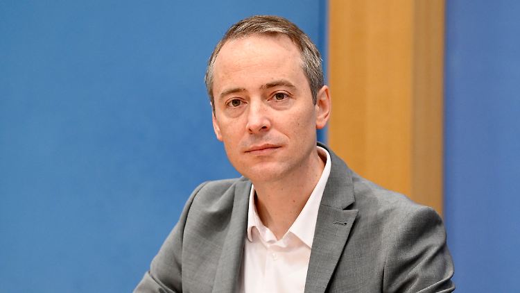 Bis November 2022 war Schön Geschäftsführer der Linken in Nordrhein-Westfalen.