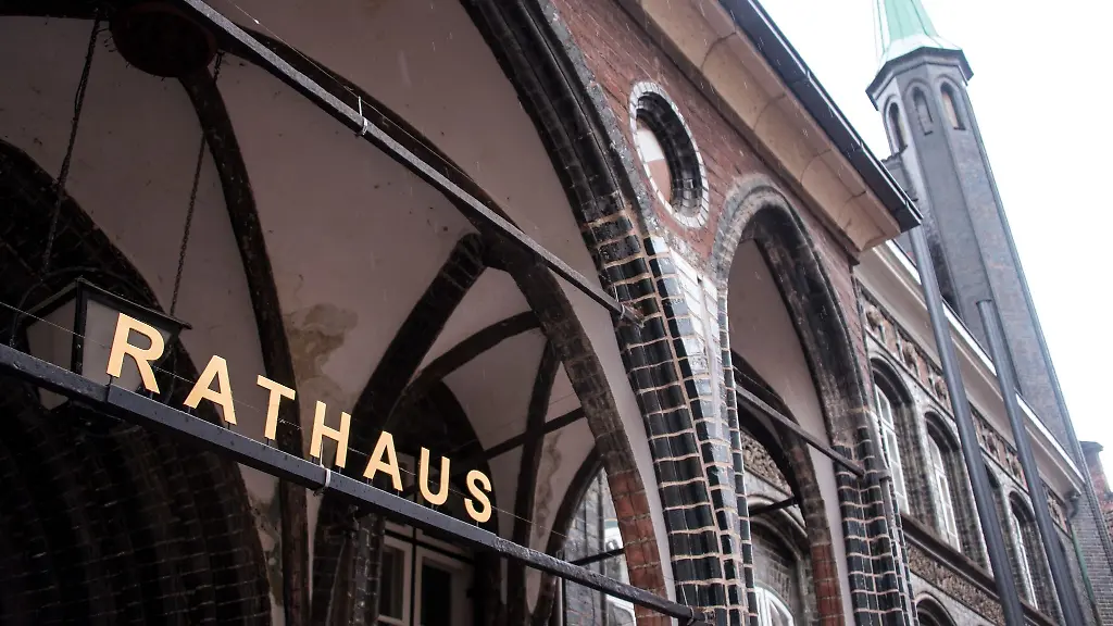 Blick-auf-das-Rathaus-in-Luebeck