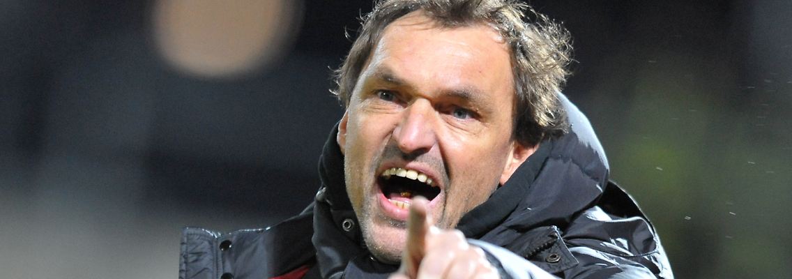 Claus-Dieter Wollitz gibt in Cottbus die Richtung vor. Seine junge und hungrige Mannschaft folgt ihm.