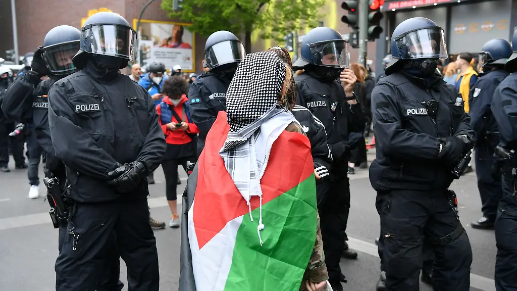 Eine-Frau-traegt-eine-Palaestina-Flagge