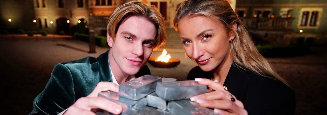 Die beiden Verräter Anna-Carina und Vincent freuen sich über den Sieg und einen Silberschatz im Wert von 46.500 Euro - Quelle RT.jpg