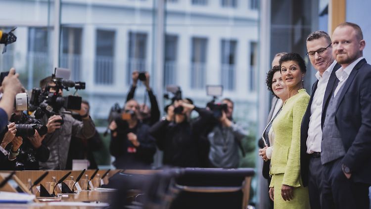 Wagenknecht und ihre Mitstreiter vor den Kameras der Bundespressekonferenz.