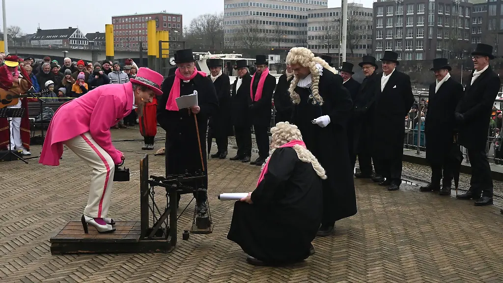 Schauspieler-Peter-Luechinger-spielt-den-Schneider-bei-der-Eiswettprobe-am-Martinianleger