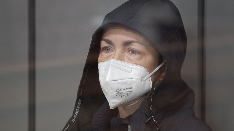 In einem Glaskäfig sitzt Alsu Kurmasheva vor einem Gericht in Kasan. Ihr droht eine lange Haft. 