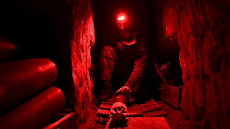 Weil es oben auf dem Gefechtsfeld immer schwerer wird voranzukommen, nutzen ukrainische und russische Streitkräfte bereits vorhandene Tunnel.