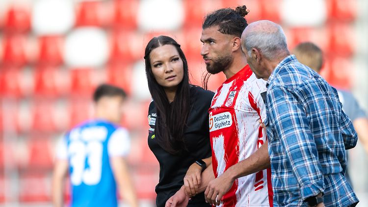 Erfurts Physiotherapeutin Lina Reichenbach, hier beim Spiel gegen Hansa Rostock II, bekam offenbar einen Schlag ab.