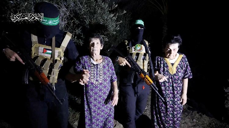 Die beiden Frauen wurden von den Al-Kassam-Brigaden ans Rote Kreuz übergeben.  