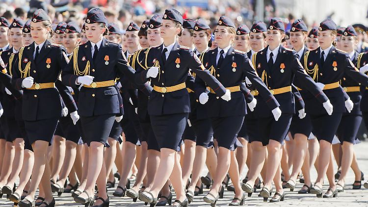 Russische Soldatinnen bei einer Parade zum "Tag des Sieges" über Nazi-Deutschland. Nach Kreml-Angaben dienen in der Armee rund 39.000 Frauen.