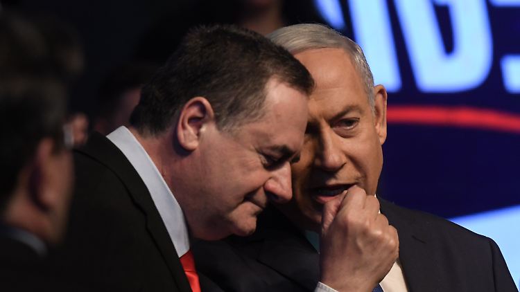 Energieminister Israel Katz neben dem Ministerpräsidenten von Israel Benjamin Netanjahu.