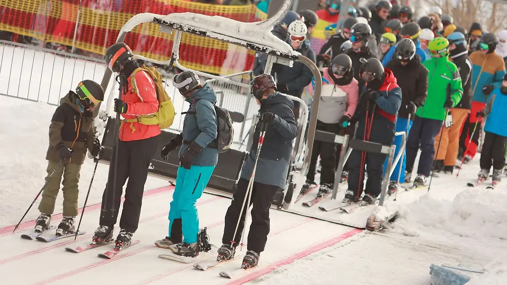 Skifahrer-fahren-mit-dem-Skilift-zum-Wurmberg-hinauf-Lifte-und-Loipen-im-Harz-haben-geoeffnet-und-locken-Wintersportbegeisterte