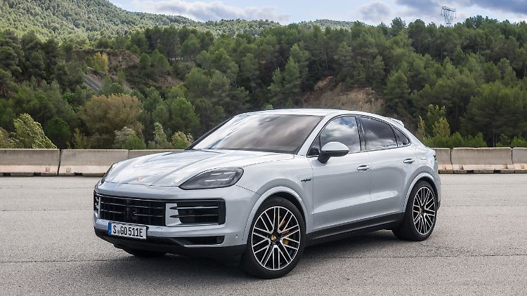 Als Coupé wird der Porsche Cayenne zur durchaus eleganten Erscheinung. Das Fassungsvermögen des Kofferraums (minus 213 Liter Volumen) leidet darunter allerdings.