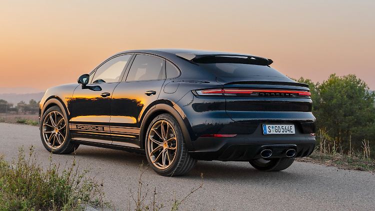 Der Cayenne Turbo mit GT-Package krönt das Modellprogramm. Die zweiflutige, mittig installierte Titan-Abgasanlage ist ein Blickfänger. Der Dachkantenspoiler wirkt dagegen schon fast dezent.